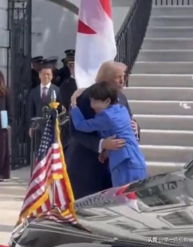 知道是美国🇺🇸与日本🇯🇵两国领导人见面，不知道还以为为是明星与粉丝的见面