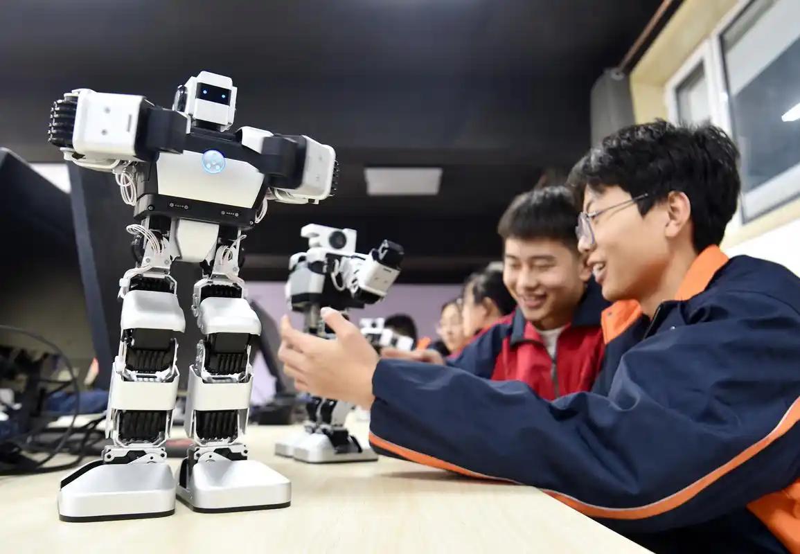 就在六月十七号，中国干了一件大事，正式启动筹建世界人工智能合作组织，总部直接落在
