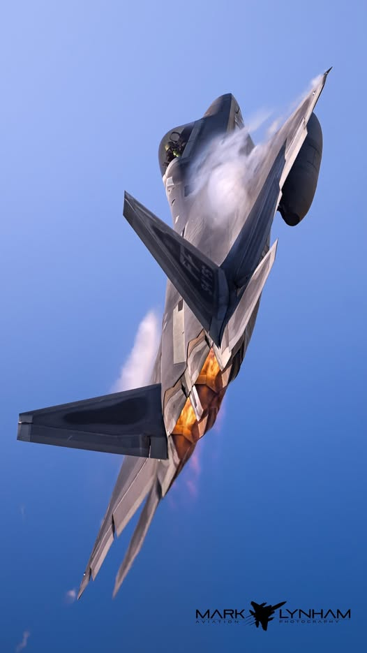 莱肯西斯基地上空的F-22 ​​​