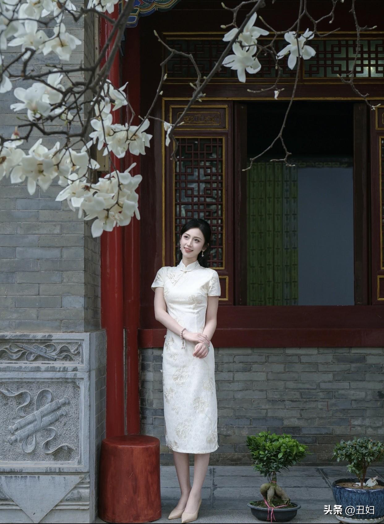 拍照摆姿势也不难，侧身回眸，手握同色系手包，展现互动感与曲线美；单手托头靠在栏杆