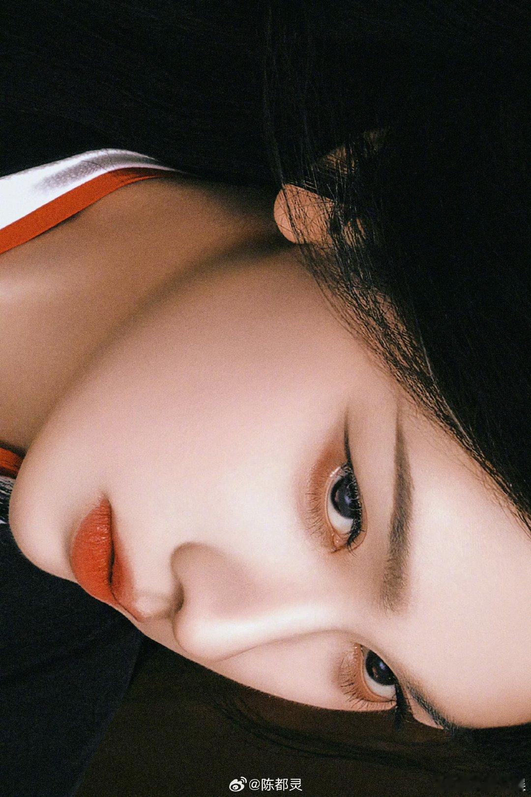 三个陈都灵 三个陈都灵同框翘楚楚朝写真上新，创意叠影造出三个陈都灵，黑红古风长袍