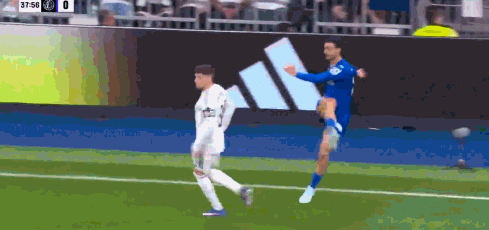 ▼ 【西甲】皇马0比1赫塔费-  精彩时刻：第39分钟，反客为主，萨特里亚诺凌空