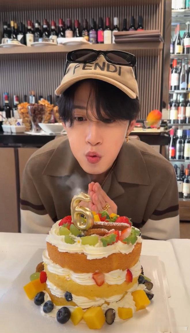 檀健次1005生日快乐已经一起6年啦一起过了6年生日以后还会有更多的6年我们的美
