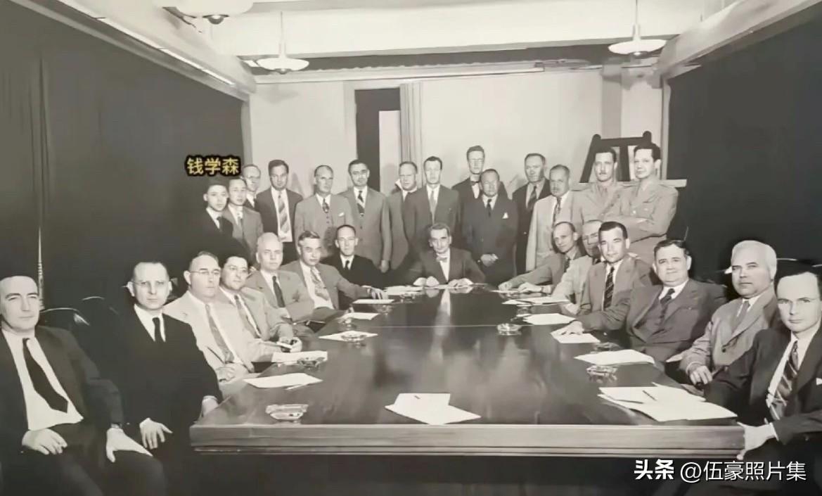 1944年12月，美国陆军航空兵科学咨询小组成立时的合影，照片中后排左二那位年轻