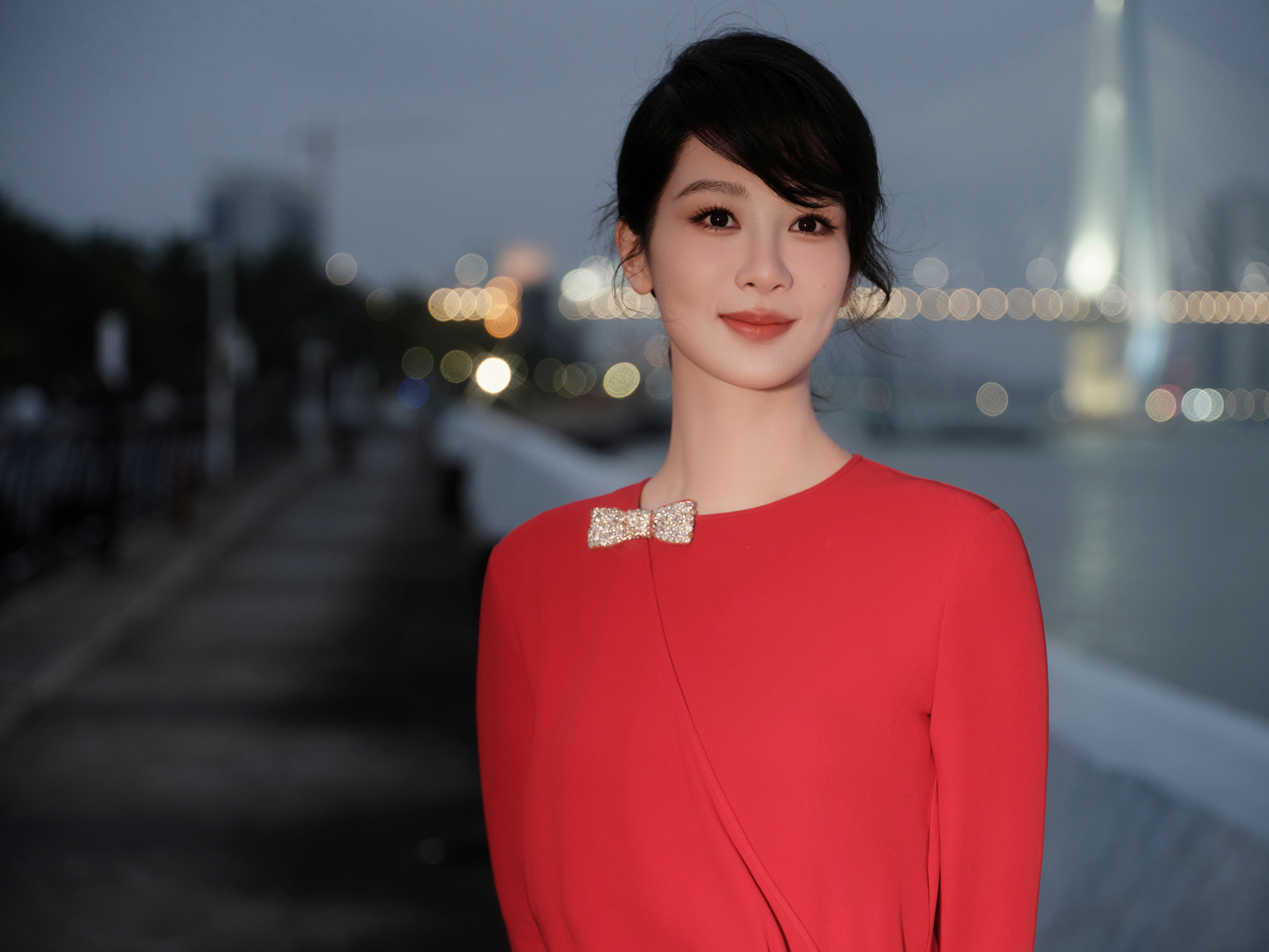 杨紫 × 元旦写真📸明媚灿烂，岁岁安康🌹VALENTINO 女郎的红火新年❤