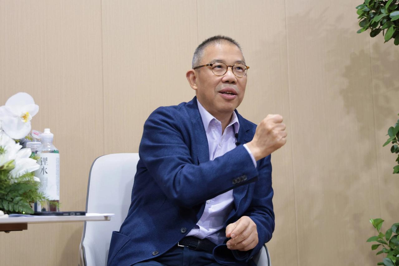 农夫山泉创始人钟睒睒拿出1亿元，捐给家乡诸暨中学，一时间引发广泛讨论。很多人留意