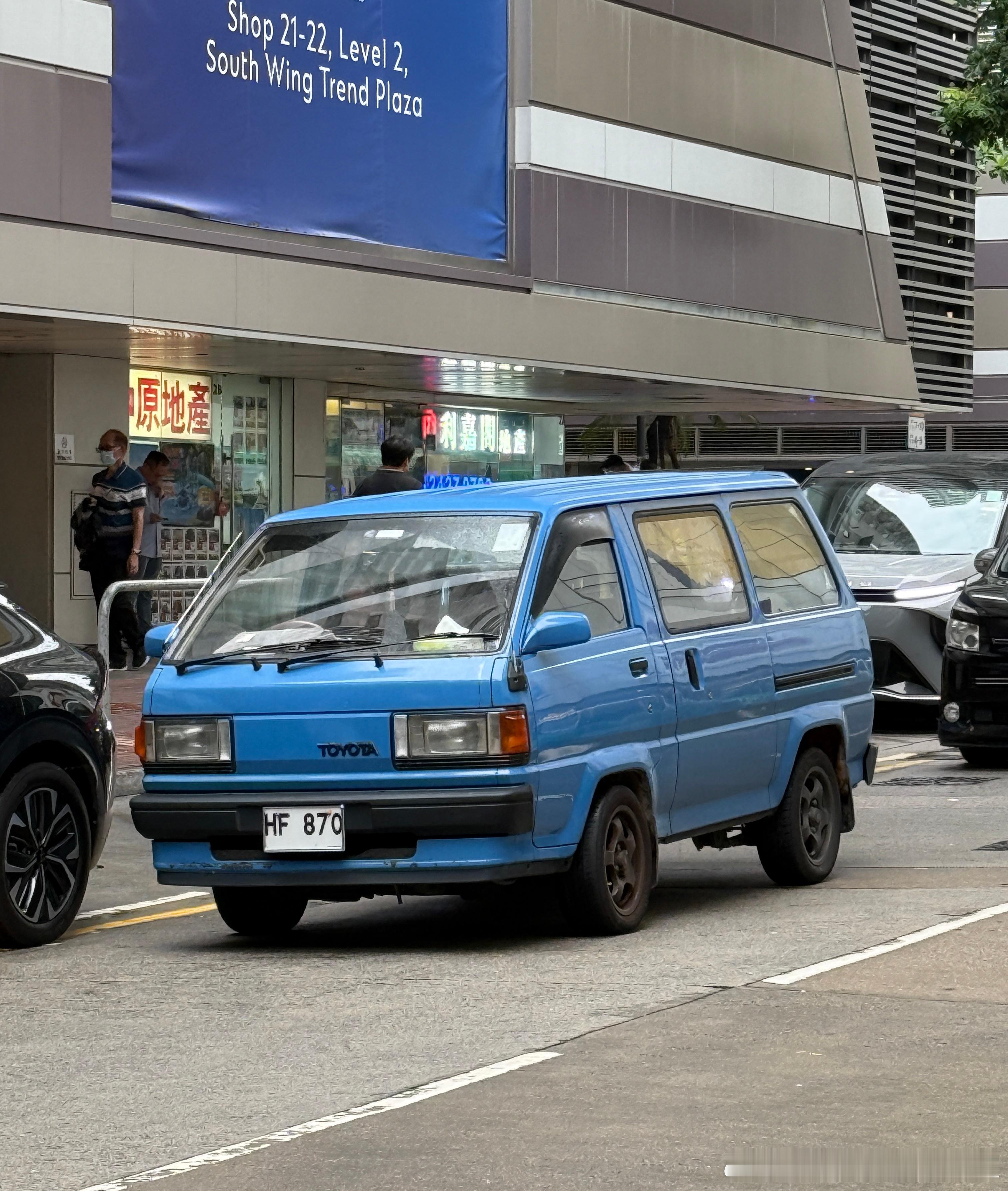 丰田80年代的HIACE海狮和LITEACE小霸王都是丰田旗下一款轻型商用车，它