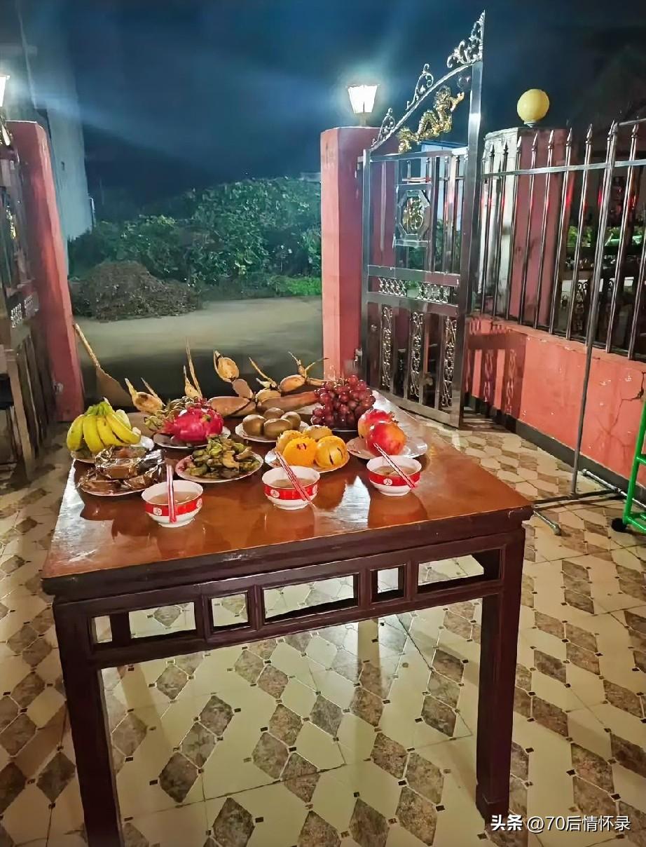 夜里院子里方桌上设案拜月，拜完之后全家分月饼，人人都要分到一块，寓意团圆。月色之