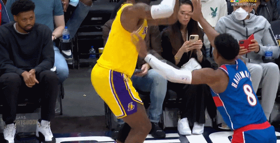 超越卡尔马龙上升至历史第2！詹姆斯每个赛季总得分一览

03-04赛季     