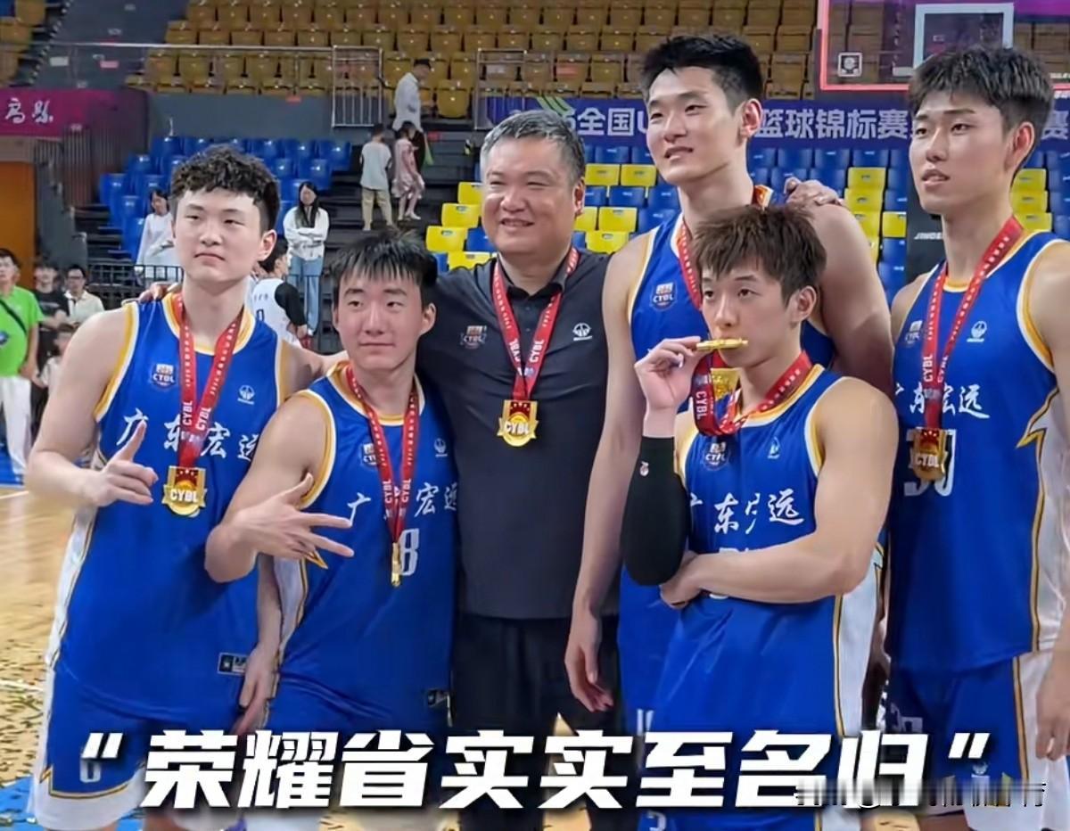 广东队接连好事发生， 广东年轻三巨头在一队磨练一个赛季，被虐一个赛季，到了青年联