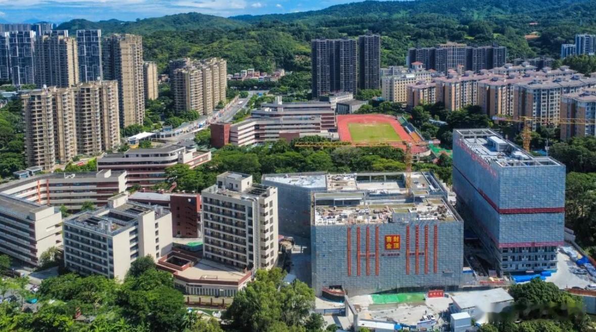 广州市执信中学南沙学校扩建项目迎来主体结构封顶，竣工后满足2027年扩招条件。