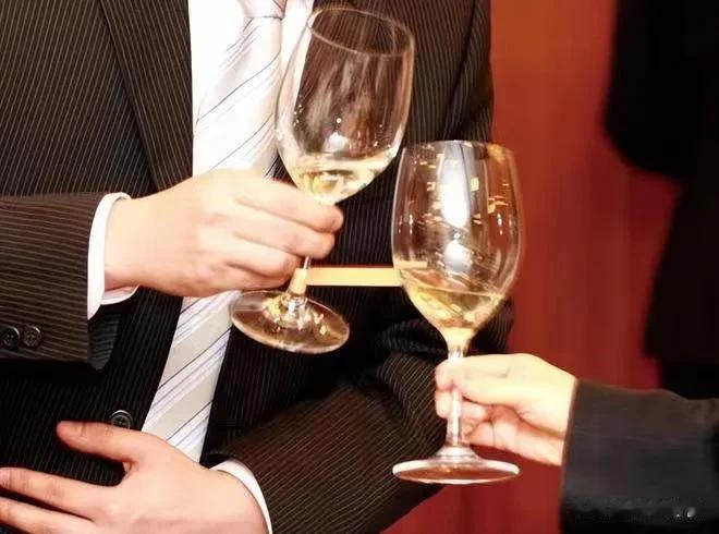 男人一生的4个喝酒阶段，酒要喝好人要逞强，你正处于哪个阶段？


【阶段一】年少