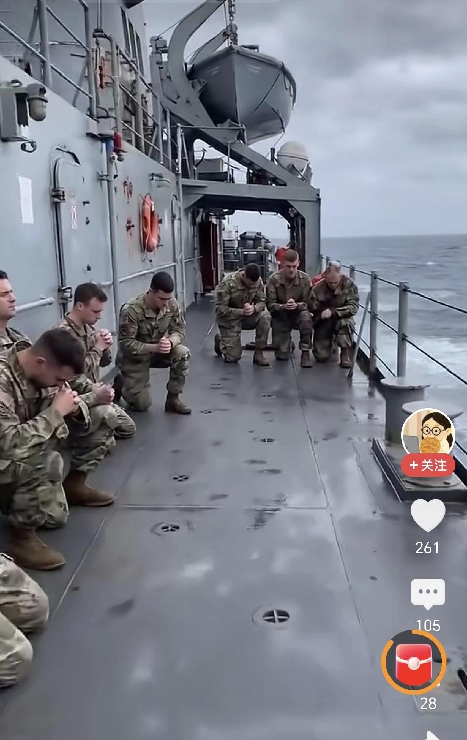美国大兵站在军舰上祈祷，真不是在忏悔，也不是在做祷告，而是祈求耶稣赶紧让他们回家