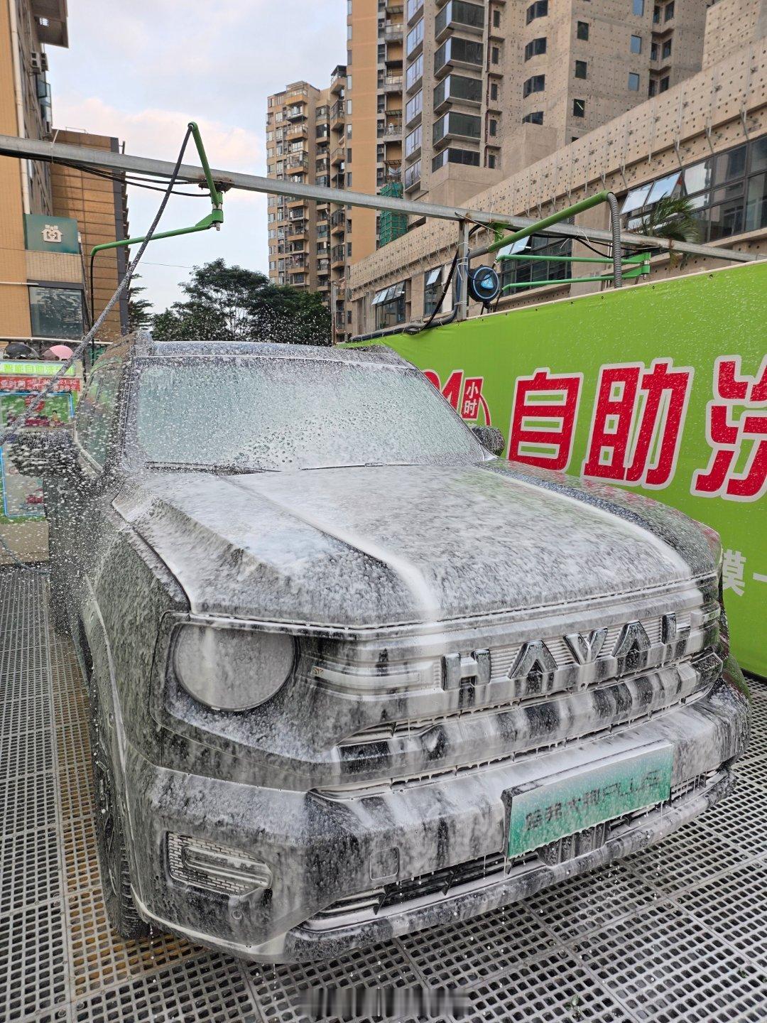 这种硬朗方盒子造型的车就是帅气，洗车都开心点，虽然马上要去越野弄脏在所难免，但干