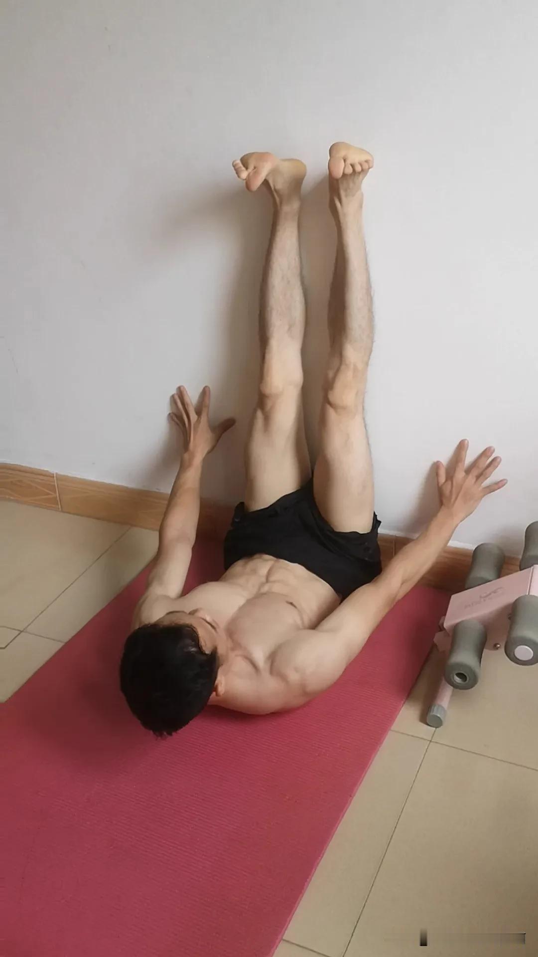 适合中老年朋友的养生健身动作！在家里就可以练，不需要健身器材！腿部拉伸锻炼，舒筋
