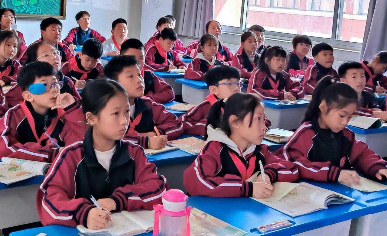 爱学生是对教师的职业要求，学生是否爱老师、尊敬老师需要老师去引导。

有时候师生