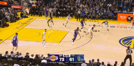 看着都疼！老詹追帽成功但戳伤手指！
在今天NBA常规赛湖人对阵勇士的第三节比赛中