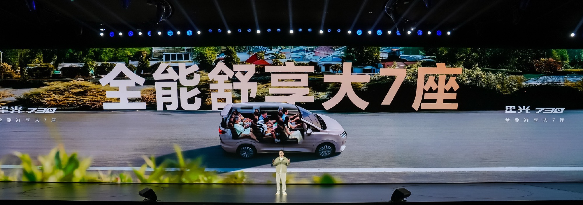 昨天五菱星光730上市了，记得在成都车展的时候，我有去五菱展台打卡，当时就见到了