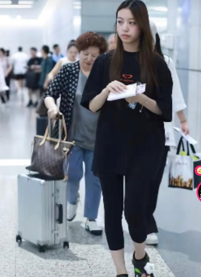 网友上海虹桥机场偶遇赵薇和妈妈还有女儿小四月，一家三代人一起出现，小四月一身黑色