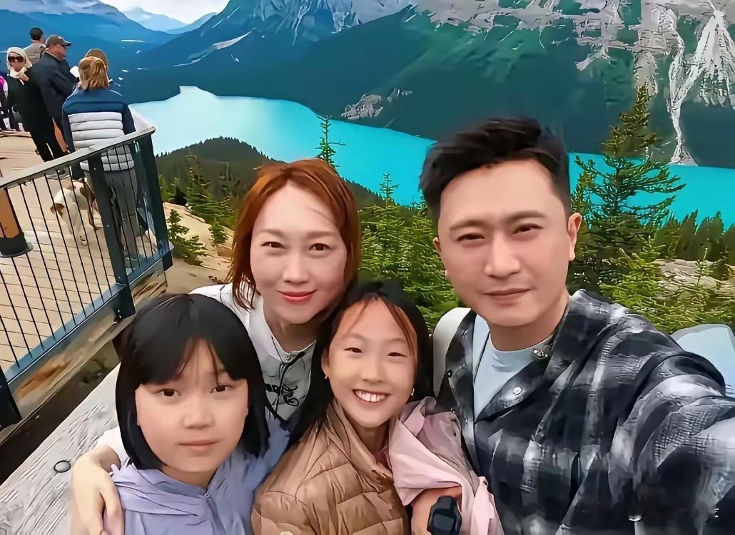 主持人杨帆一家四口温馨和睦。他与妻子李飒是高中同学，感情深厚，婚后育有两个可爱的