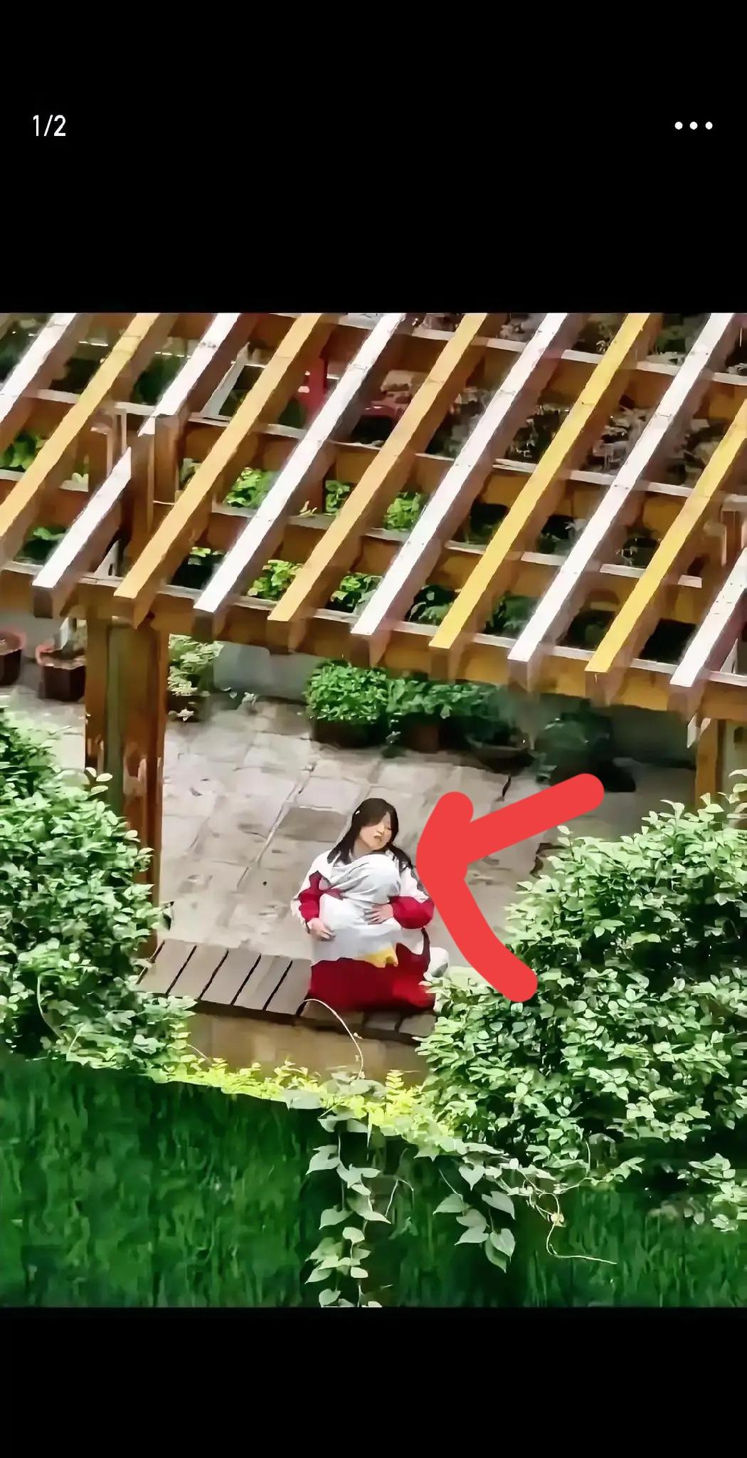 这谁家的姑娘啊
大庭广众下就和男同学啃在一起，家长群里都炸锅了，男同学的头都进到