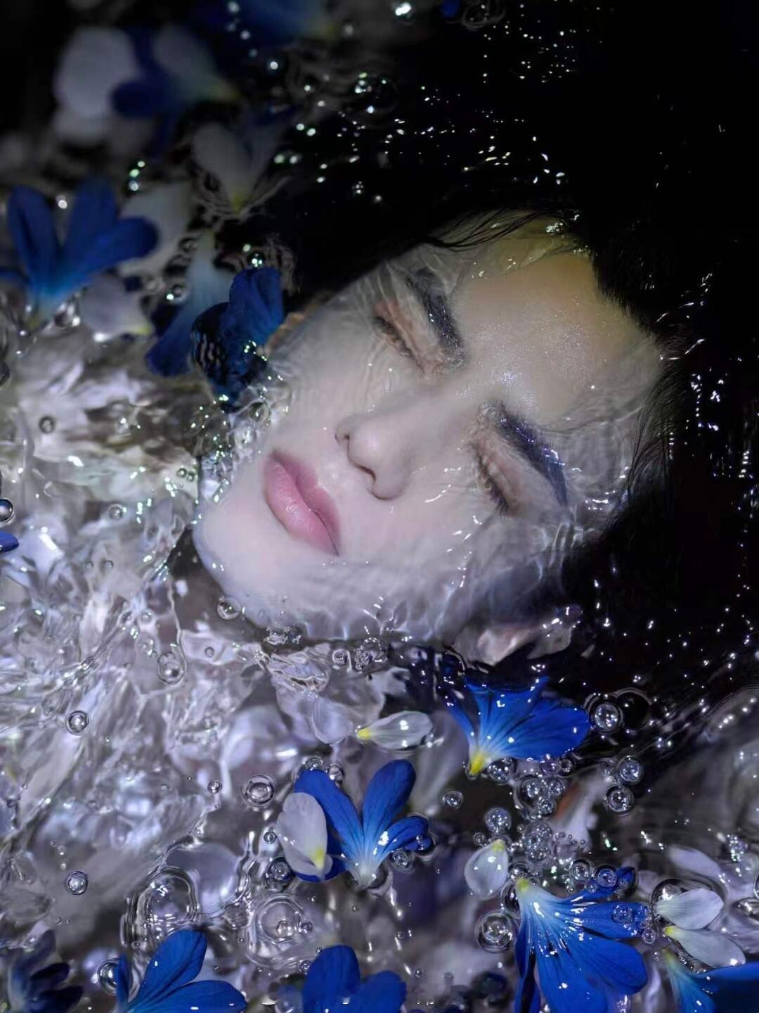 淑元 李淑元最新营业，湿发、清透水面与蓝白花朵交织，水波折射在面部留下流动光影，