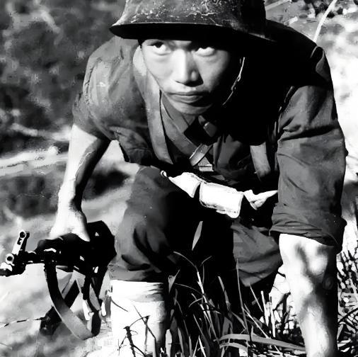 1984年，一22岁战士误闯入一个山洞，他发现里面竟都是女人，然而就在战士摸出 