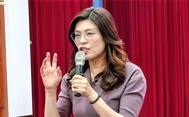 郑丽文近日在一场活动中再次发表争议言论，她表示，所有外国朋友最关心的就是台海不能