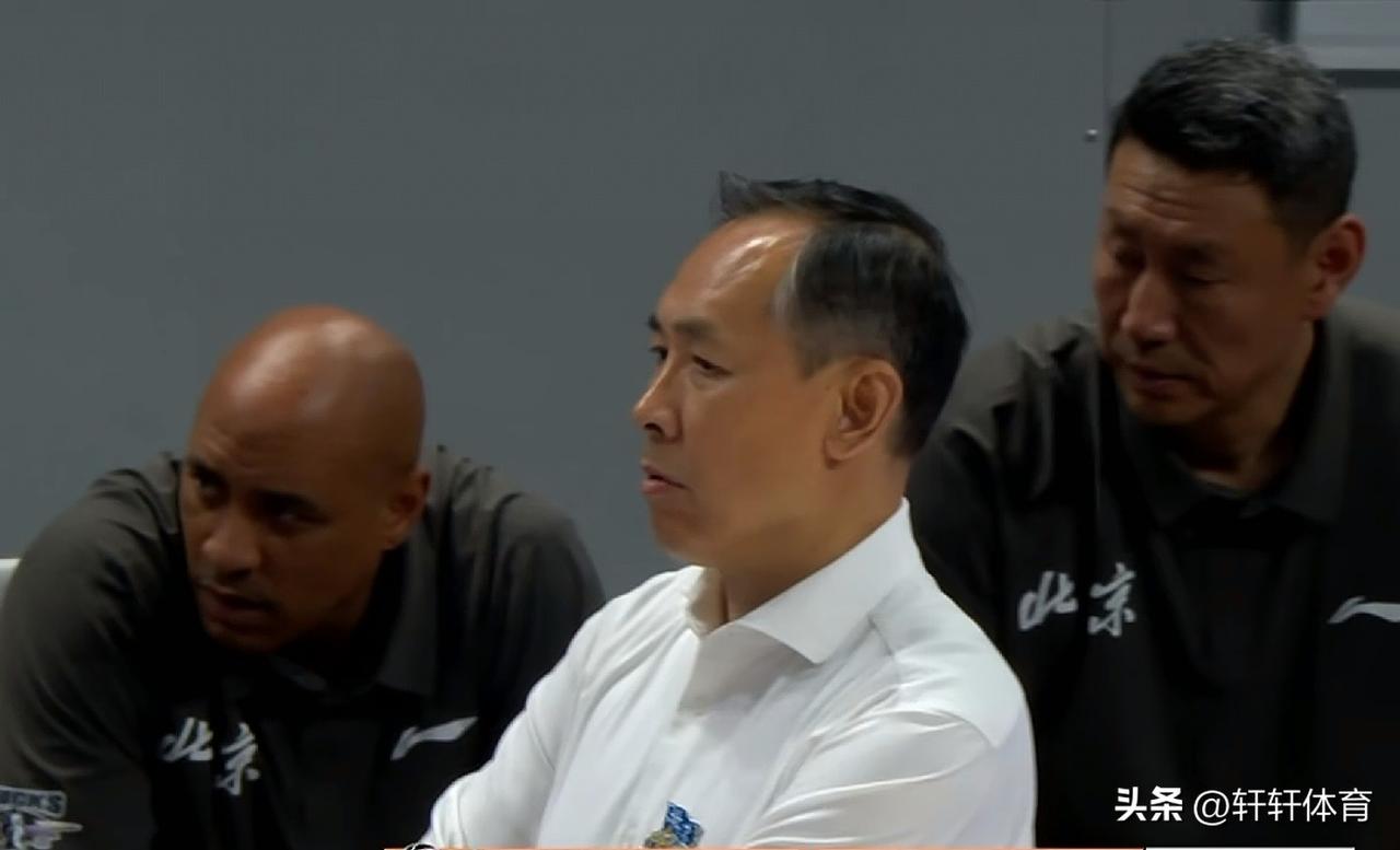 距离本赛季北京男篮半决赛被上海男篮淘汰的比赛过去有几天了，但是北京男篮的剧情显然