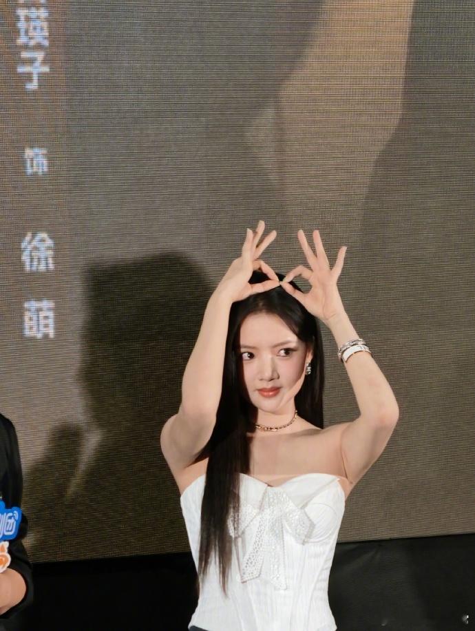 任敏撒娇给观众要空调现场氛围感直接拉满，别人只顾自己，只有任敏留意到所有人都在受