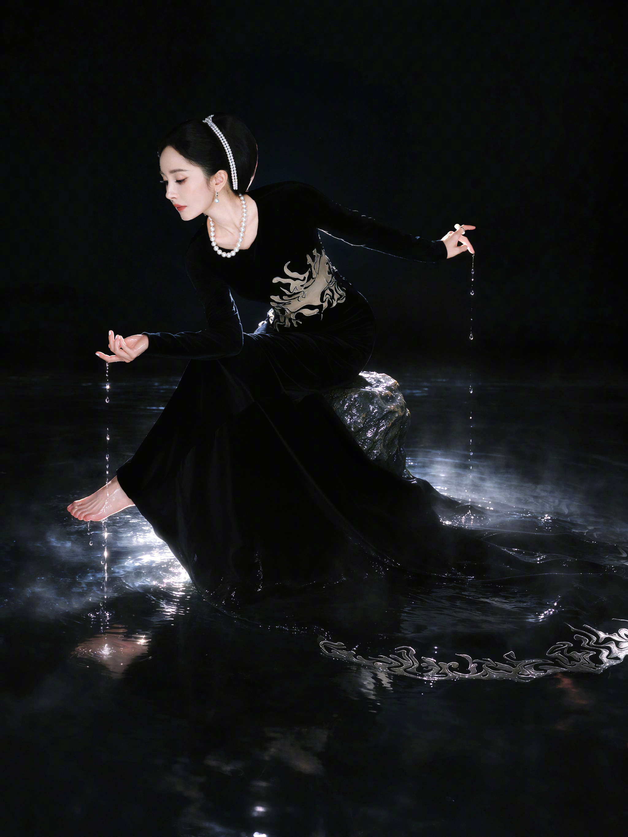 杨幂｜时尚芭莎来自中国年度盛典 幂神降临！一袭 Iris van Herpen 