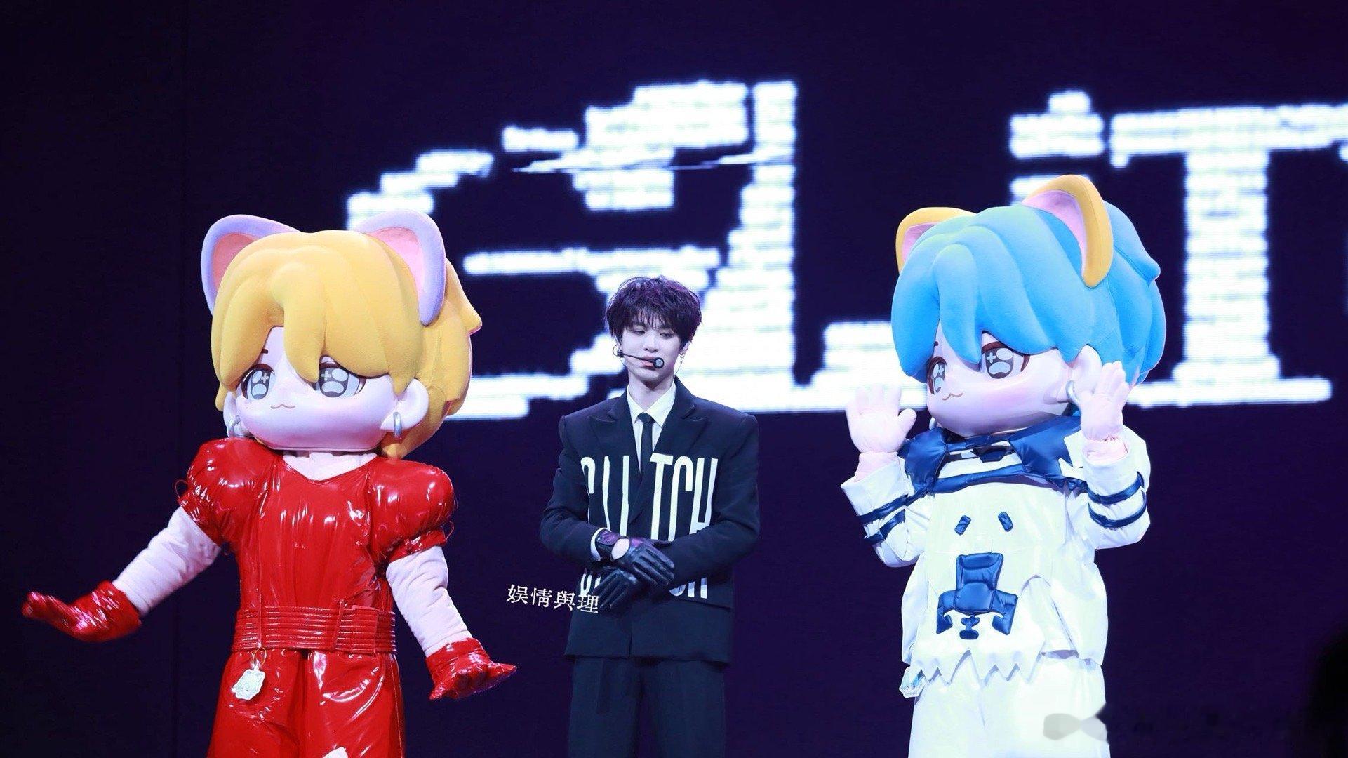 你是黄明昊那他们是谁 黄明昊用实力证明，演唱会可以既好听好看又好“玩”！让玩偶成