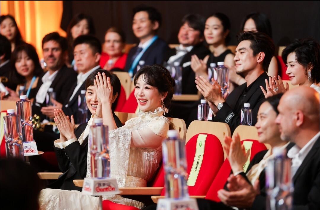 秦海璐林永健迟鹏为杨紫鼓掌杨幂秦海璐林永健迟鹏为杨紫鼓掌这才是行业的模样，演员之