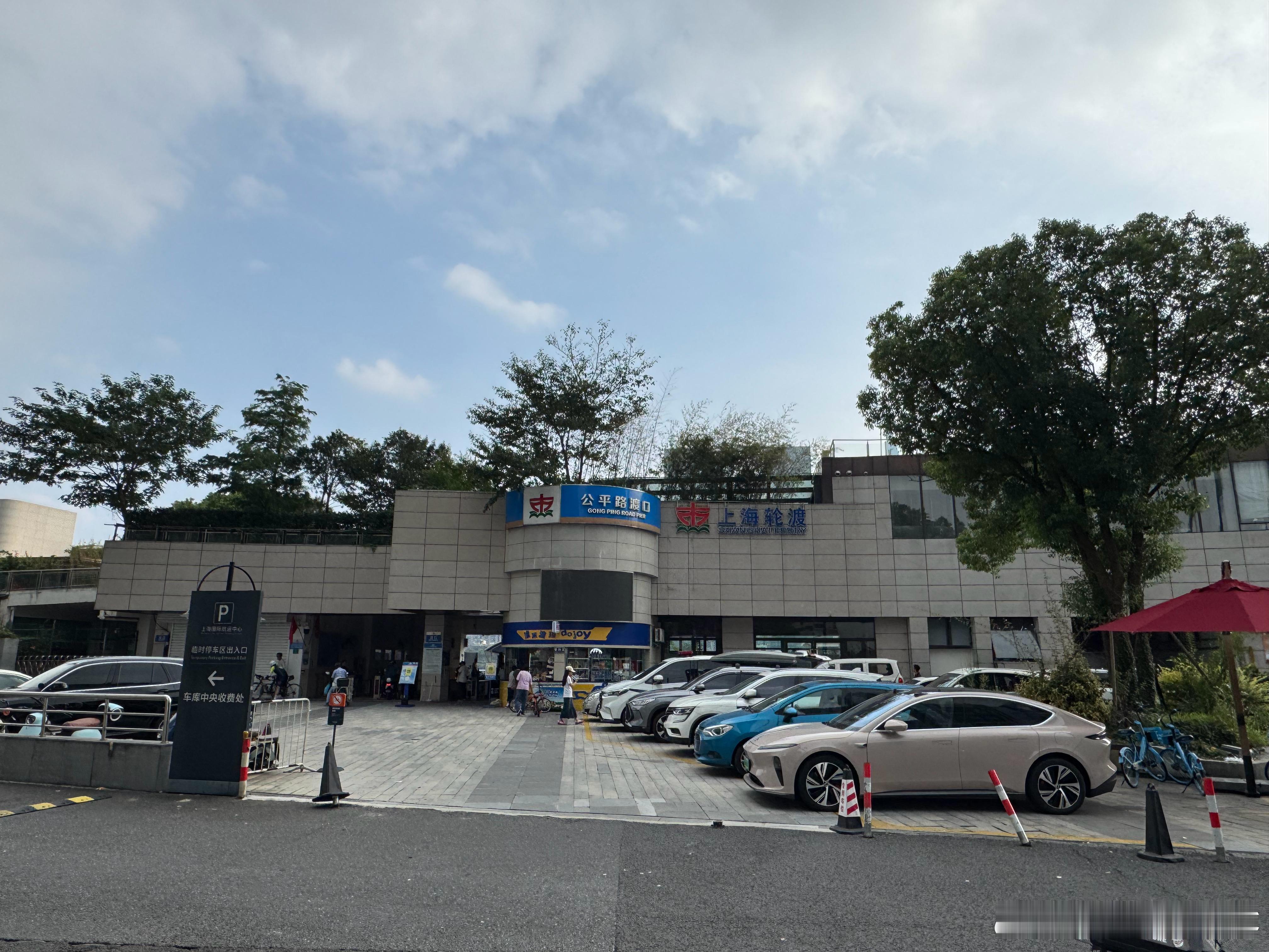 国庆节了给家人们分享个来上海玩的攻略，不用“沪币”，用的是人民币。几块钱就能欣赏