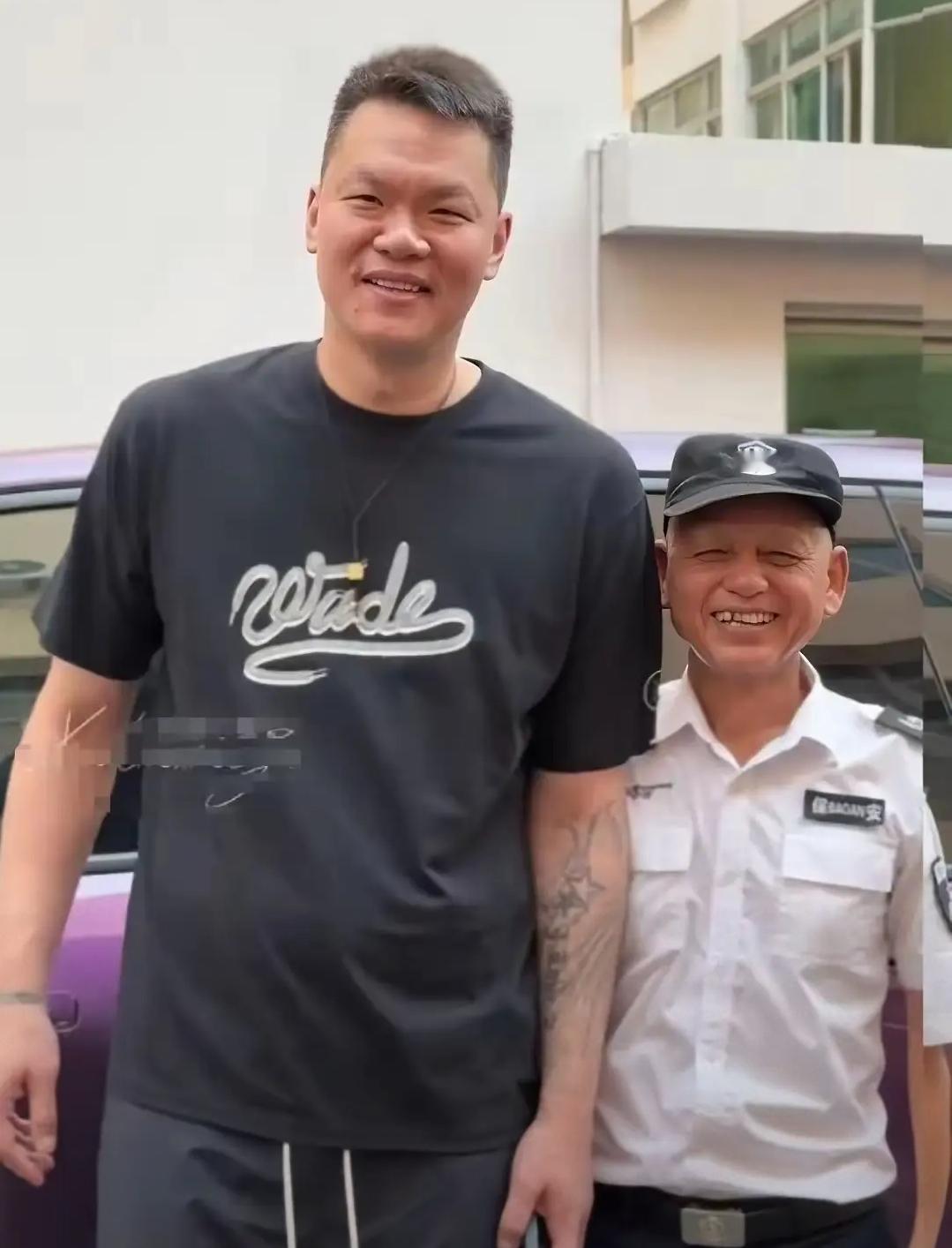 朱芳雨在广东宏远呆着这些年，不但精湛了球技。

还获得身边人的不少赞许，在宏远宿