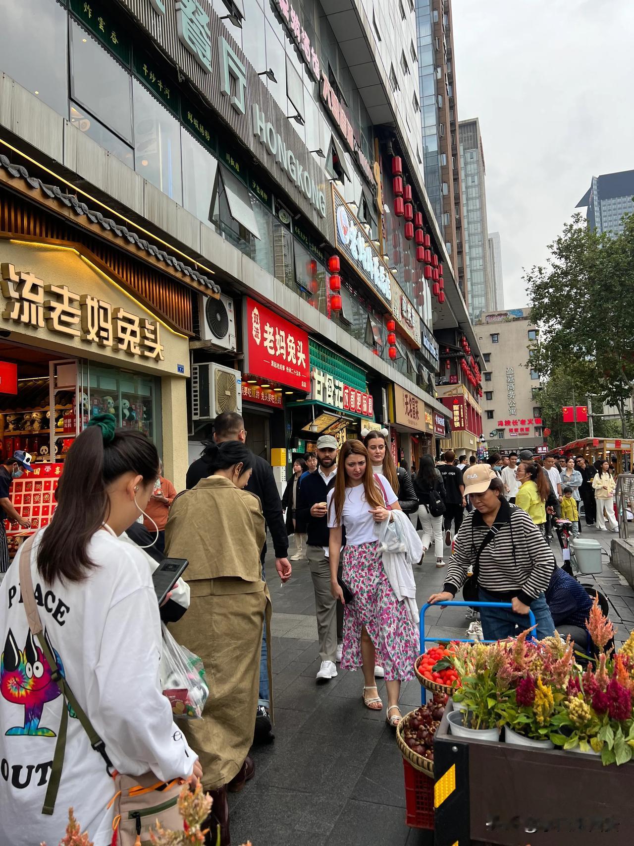 国庆假期第五天成都春熙路来自

国内外五湖四海的游客边走边逛，

一边欣赏成都人