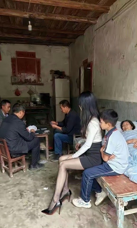 这是AI吗？有一个生病卧床的母亲，你一个爱赌的父亲，还在上学的弟弟。