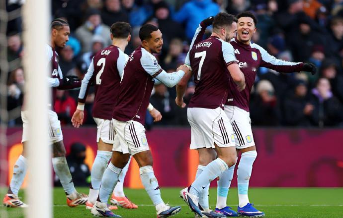 太离谱了，诺丁汉森林和维拉的英超比赛，这女边裁简直乱举旗， 吓得var都不敢回放