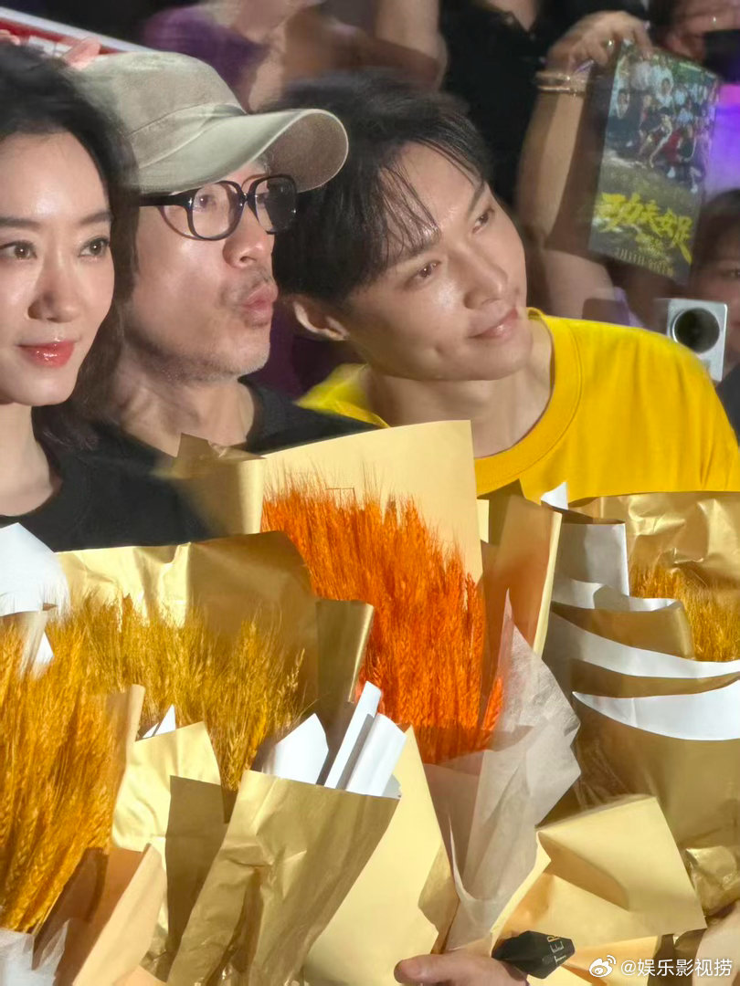 周星驰张艺兴双人饭撒张艺兴烧腿毛的戏居然拍了几十条 路演上双人比心之后，张艺兴看