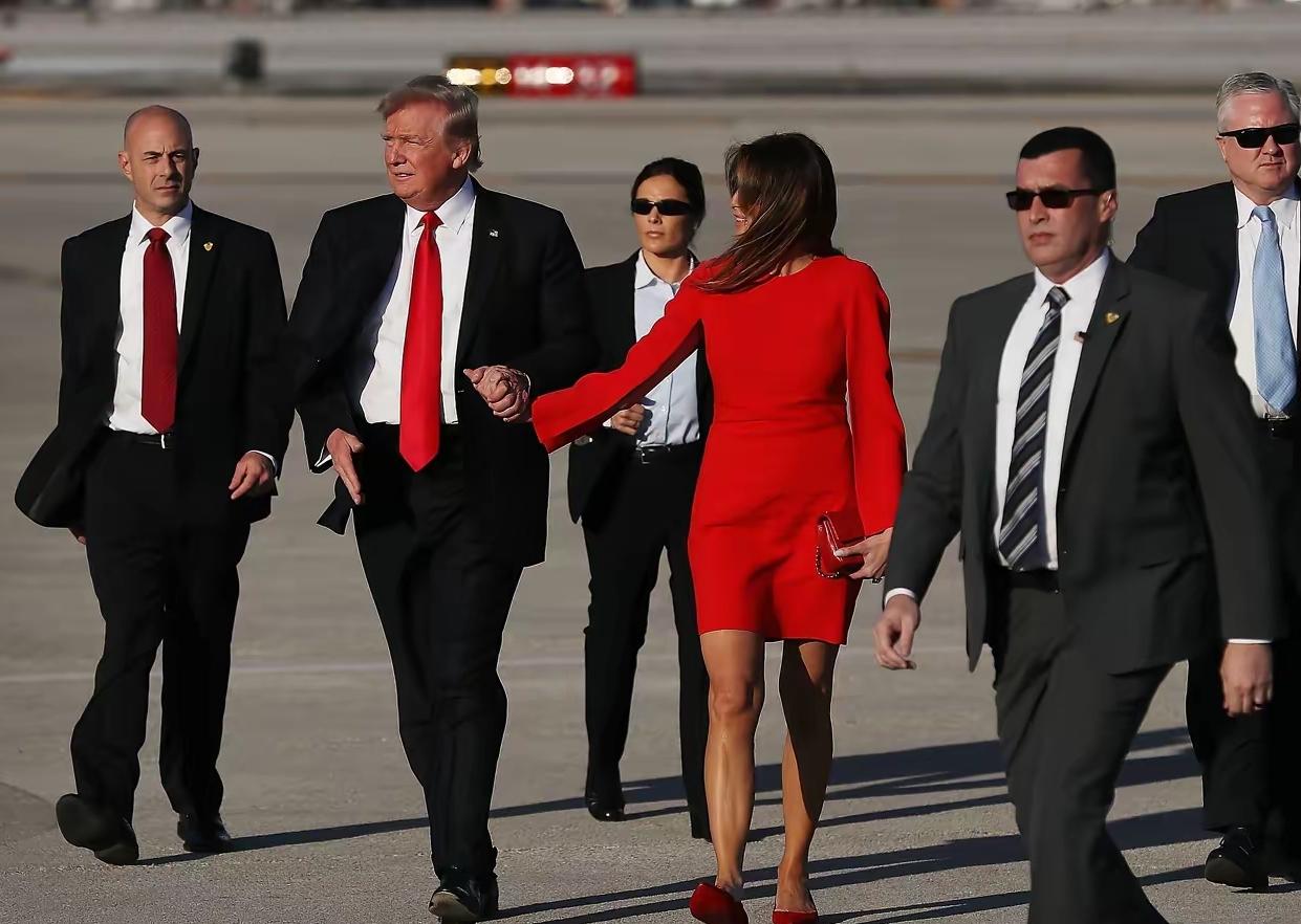 特朗普撒了28年的弥天大谎，被一份FBI文件捅破了。他和梅拉尼娅的相遇，根本不是