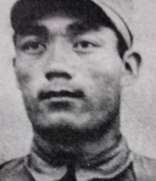 1952年，一名志愿军战士悄悄顺走一袋美军地雷，兴冲冲带回阵地向连长请功。谁知连