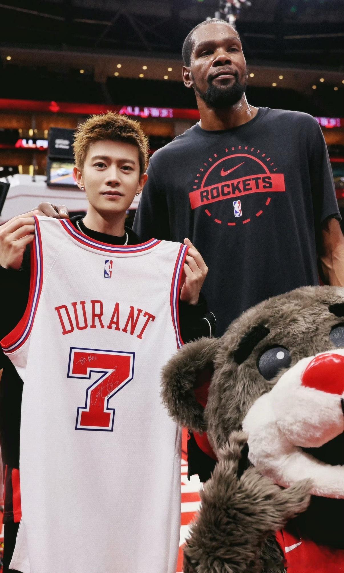 任嘉伦火箭主场表演嘉宾 任嘉伦亮相休斯顿火箭主场新春夜，开球+中场表演双登场，献