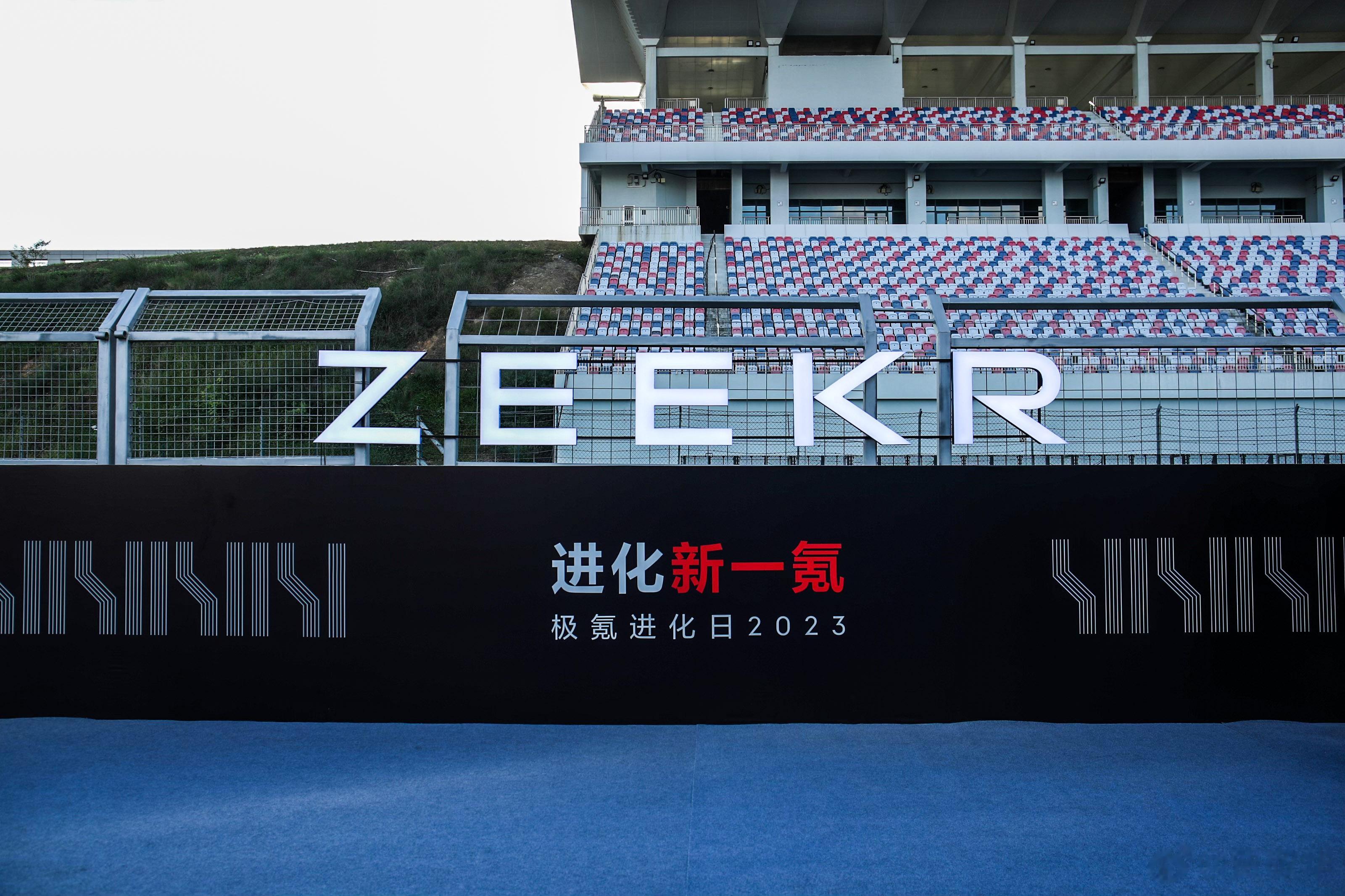 #2秒极氪王来了# 这两年新能源汽车一边提升硬件配置，一边在软件层面进行深度优化