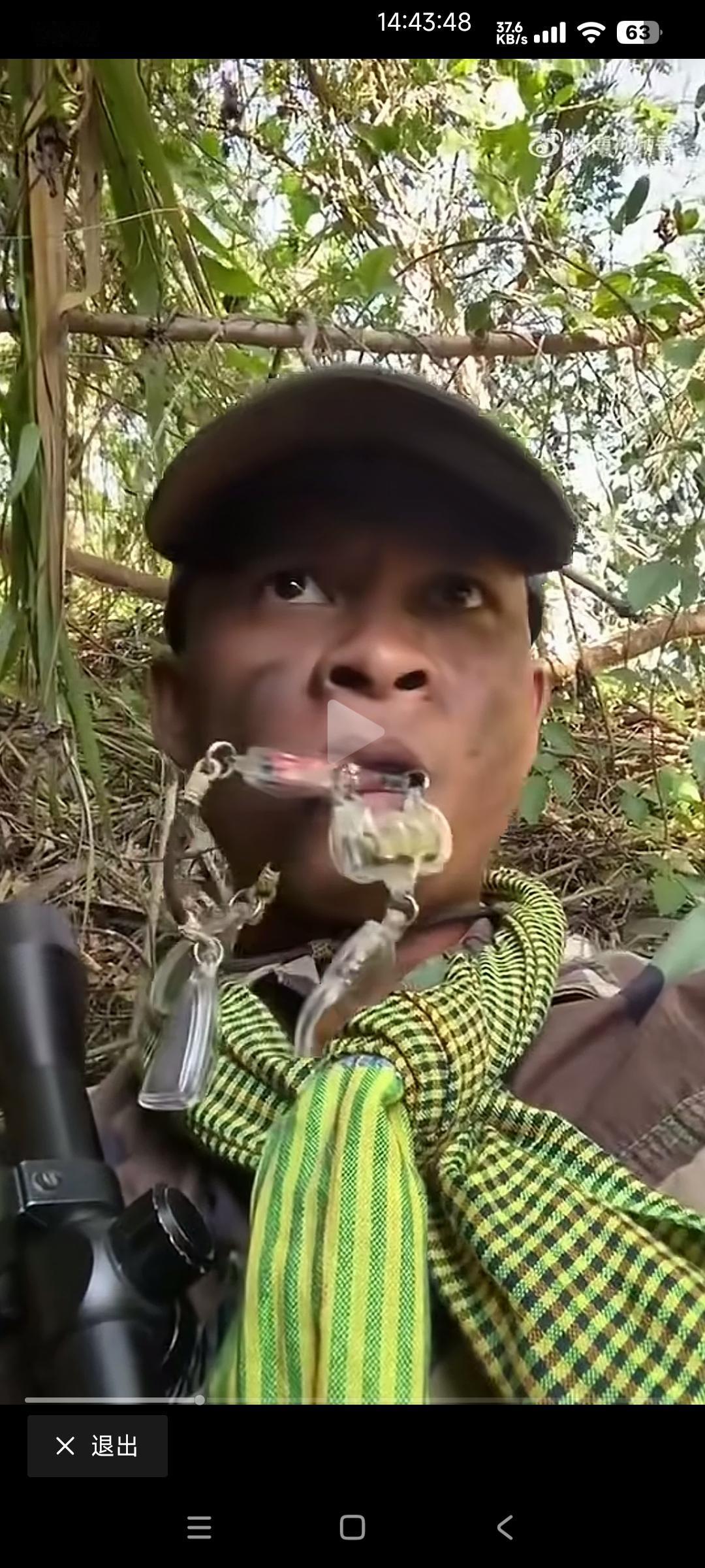 泰谏冲突最前线

一名柬埔寨士兵隐藏在树林中准备和泰军交火。

周围的枪炮声彼此