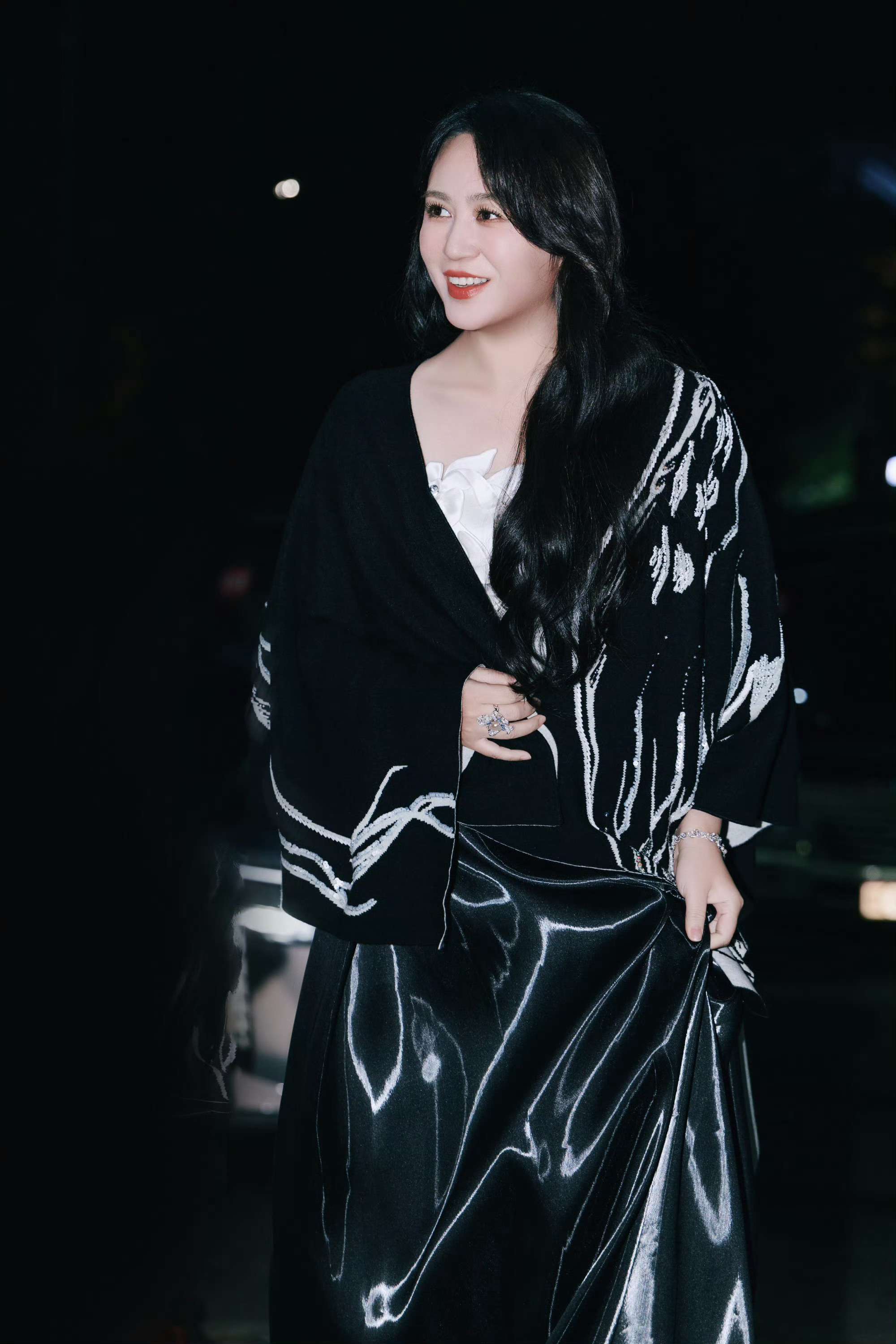 马丽下车神图有了 昨日，2025中国电影大数据荣誉之夜，一袭黑白礼服优雅亮相。波