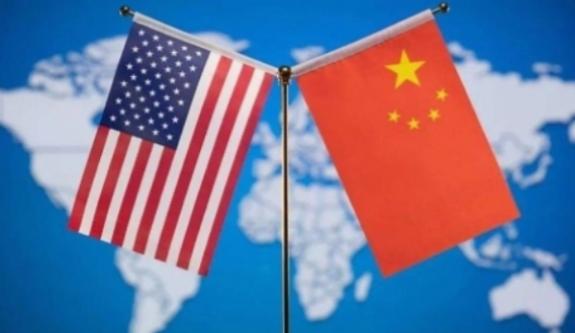 2026年6月的一天，特朗普坐在“空军一号”舱内接受媒体采访，记者们最关心的是一