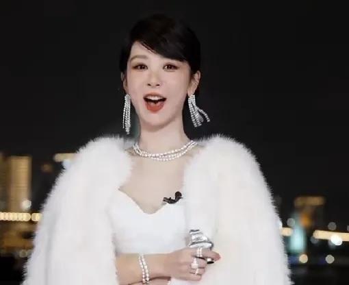 家人们谁懂啊！今天看杨紫直播直接泪崩！她去董竹君女士墓地，竟真切感受到那股强大力