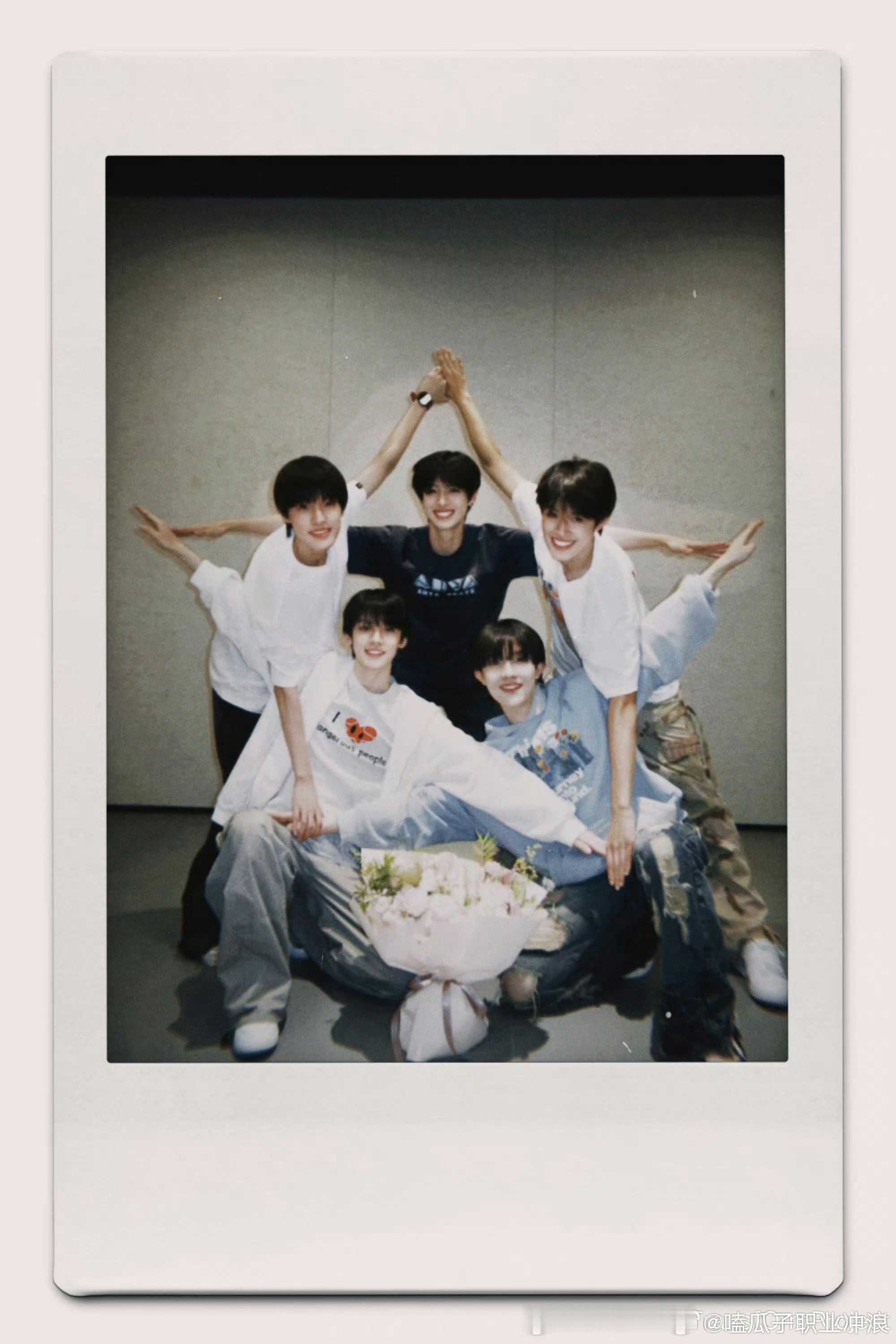 #TOP登陆少年五角星合照##TOP登陆少年新合照#TOP登陆少年排练室合照，帅