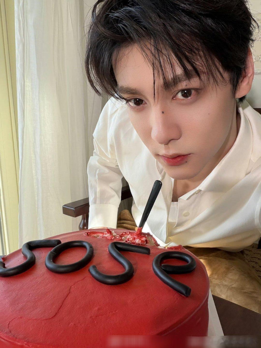 田栩宁认领红色应援色 红色确实很衬他，大帅哥就得配大红大紫