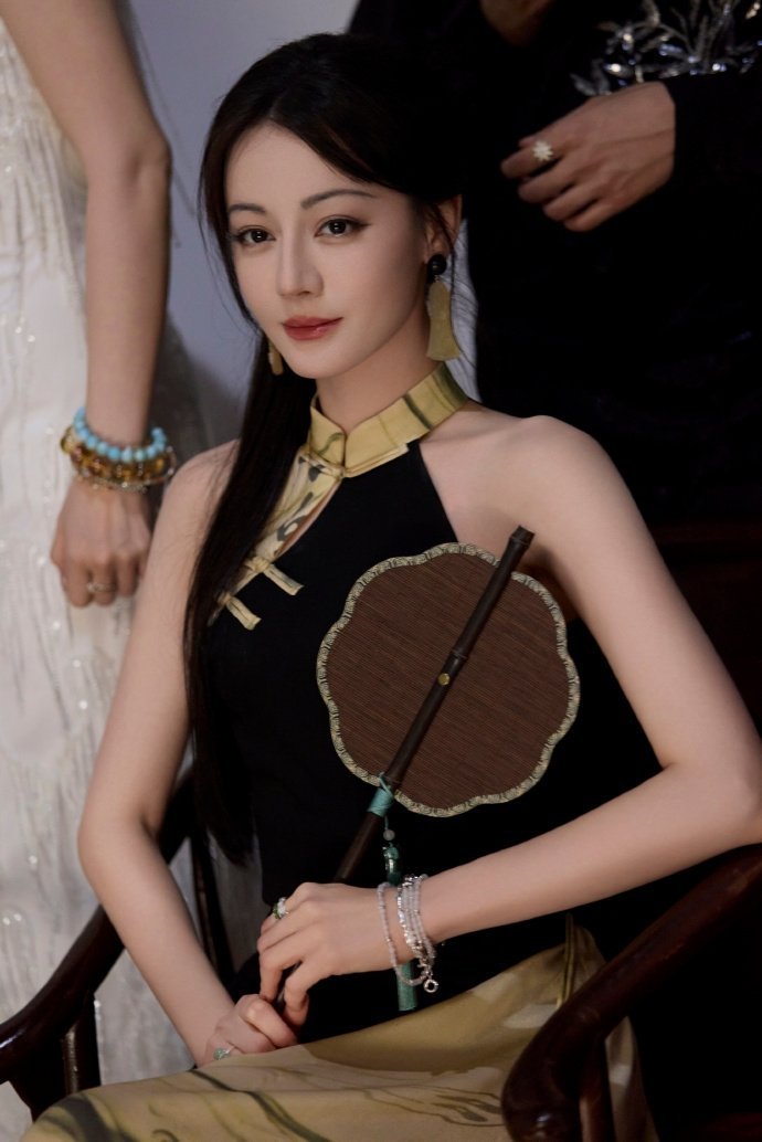 迪丽热巴从清冷婉约大小姐摇身一变到形象全无王亚飞化的新中式妆造的迪丽热巴 迪丽热